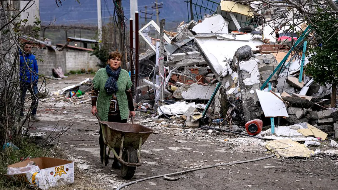 O localitate din Albania, rasă de pe faţa pământului. Autorităţile au decis să dărâme toate clădirile rămase în picioare după cutremur