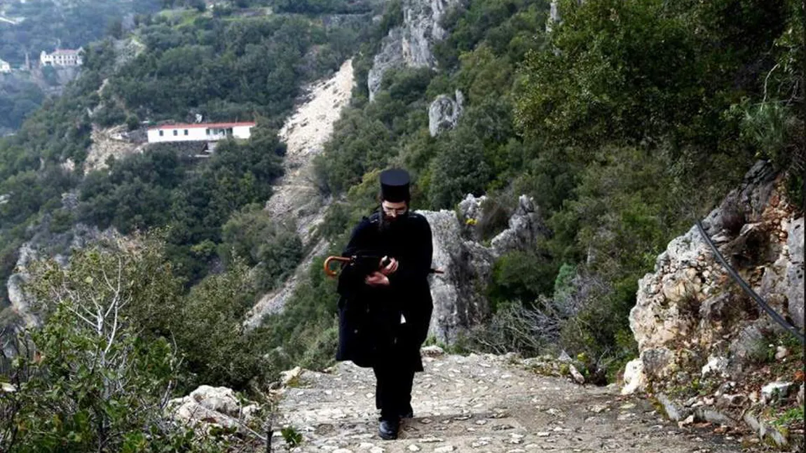 Călugăr român, moarte suspectă la Muntele Athos. A fost găsit cu icoana Maicii Domnului în braţe