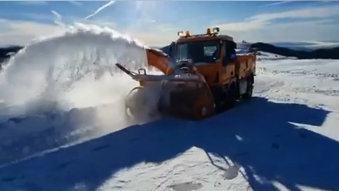 Ninsori, viscol şi maşini înzăpezite pe Transalpina. Risc de avalanşe în Munţii Făgăraş şi Masivul Bucegi