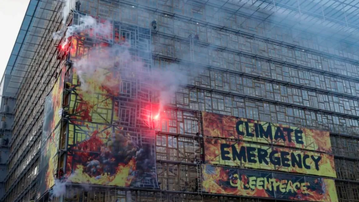 Protest pentru mediu: Sediul Consiliului European, evacuat de urgenţă, simbolic, în urma unui incendiu