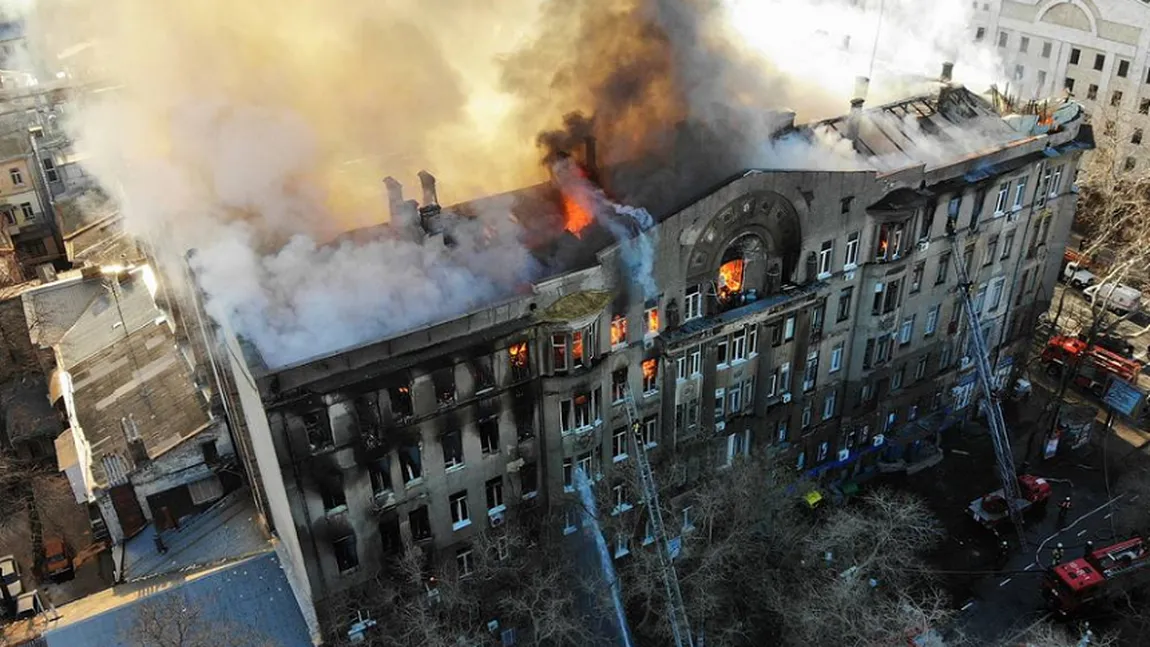 Un mort şi 27 de răniţi într-un incendiu dintr-o clădire cu şase etaje unde sunt instituţii de învăţământ