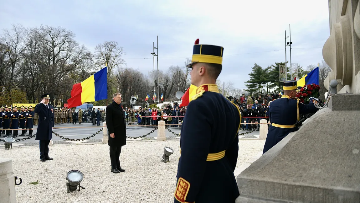 Incident la parada militară de la Bucureşti în timp ce preşedintele Klaus Iohannis depunea o coroană la Arcul de Triumf - VIDEO