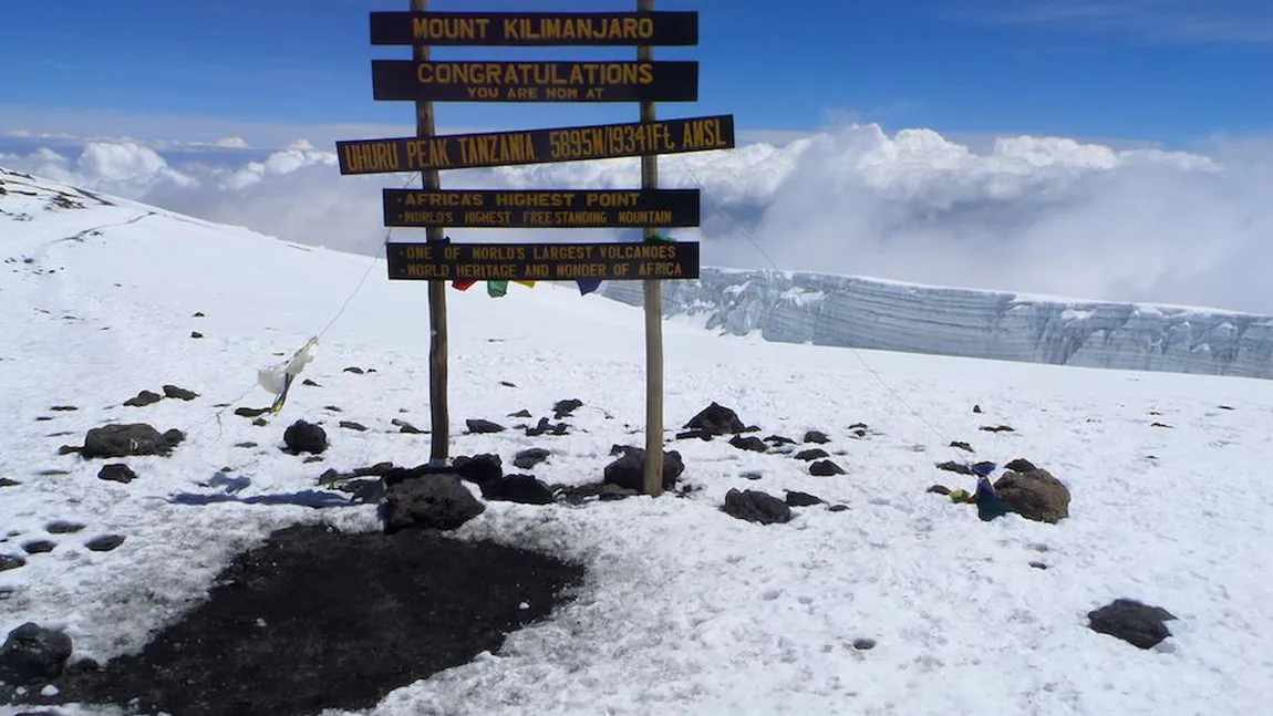 Alpinistul cu Ochii Albi a cucerit lumea. Alex Benchea, primul alpinist român nevăzător care a escaladat Kilimanjaro FOTO