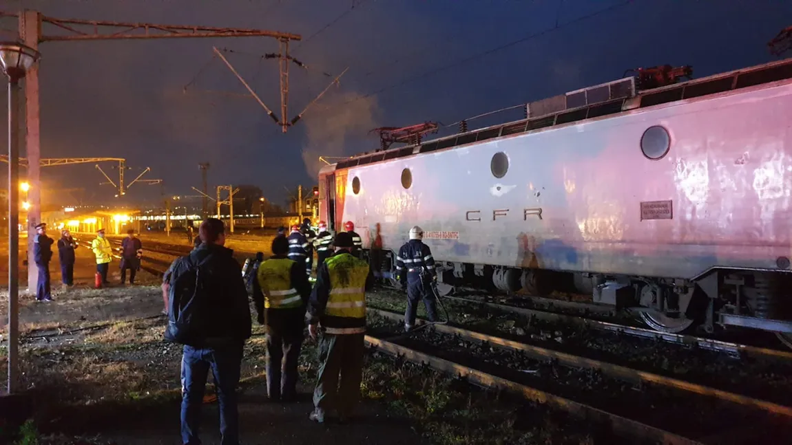 Locomotiva unui tren de călători a luat foc în Gara Iaşi