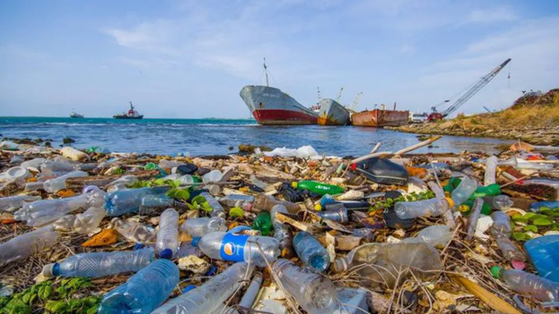 Planeta moare sufocată. Plaja de plastic, imagini terificante cu mii de tone de deşeuri aduse de apă la ţărm VIDEO