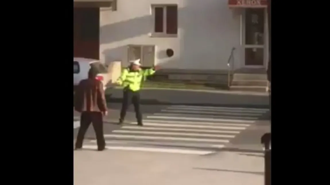 Imagini incredibile, doi poliţişti care dirijează circulaţia sunt aproape să producă un accident. Ei se iau la ceartă în stradă VIDEO