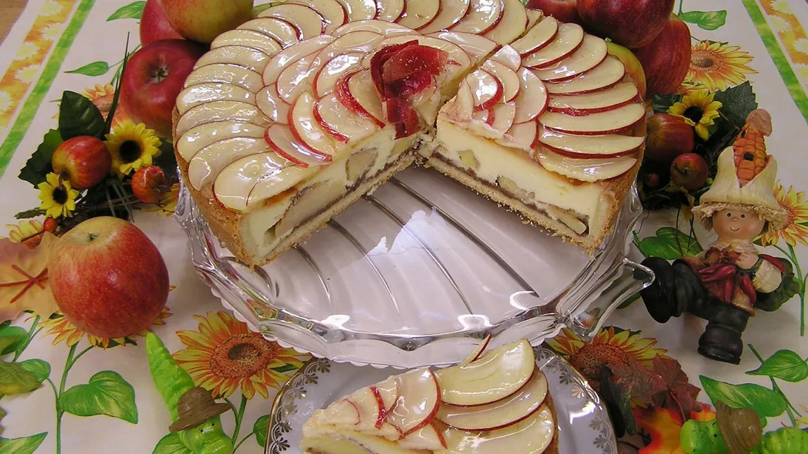 Retete REVELION 2019: Tort festiv cu mere si crema de zahar ars