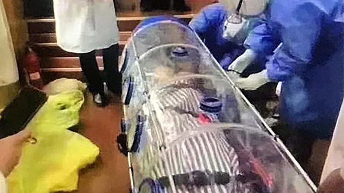 Imagine şocantă. Un pacient suspect de coronavirus, izolat într-un tub de plastic. S-a anunţat posibila cauză a virusului ucigaş FOTO
