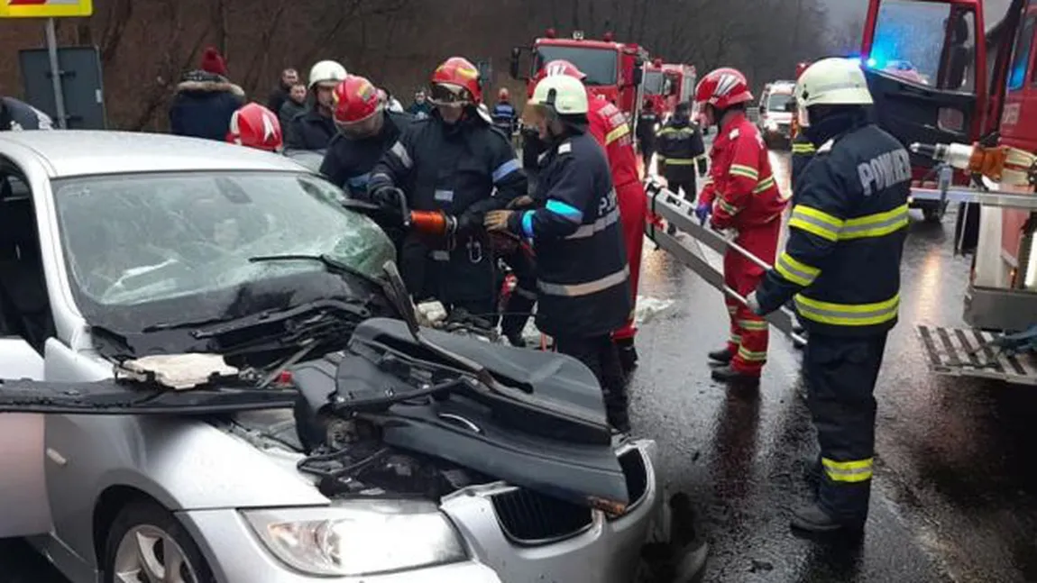 Accident grav în Deva! Un tânăr a pierdut controlul volanului, trei persoane sunt rănite