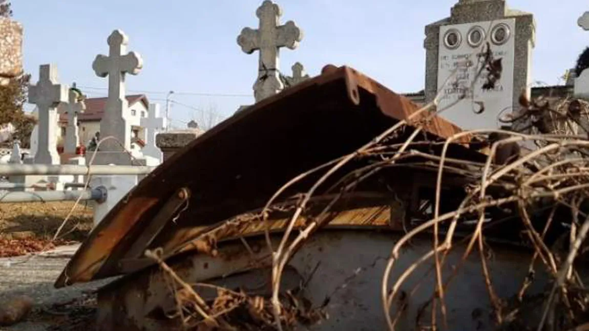 Descoperire macabră într-un cimitir din Buzău! Cadavrul era în stare de putefracţie acoperit cu un cearşaf