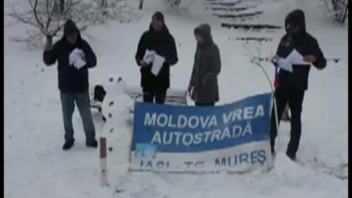 Patru români cer autostrada Moldovei pe ritmurile Pluguşorului VIDEO