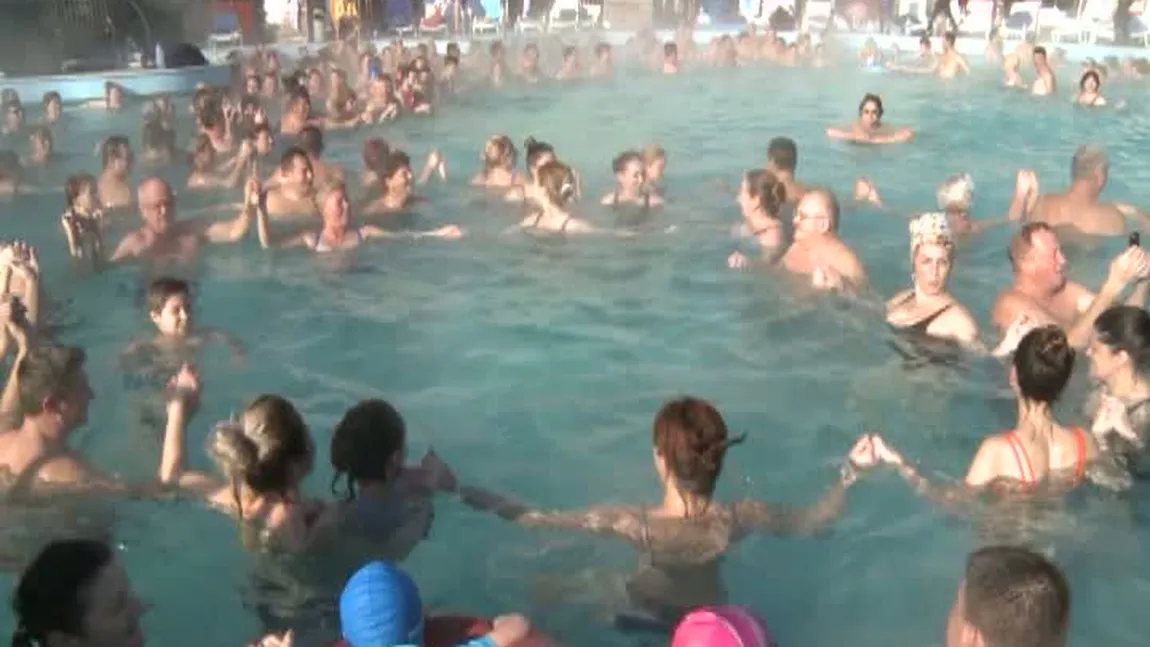 Hora Unirii în piscină. Imaginile au devenit virale VIDEO