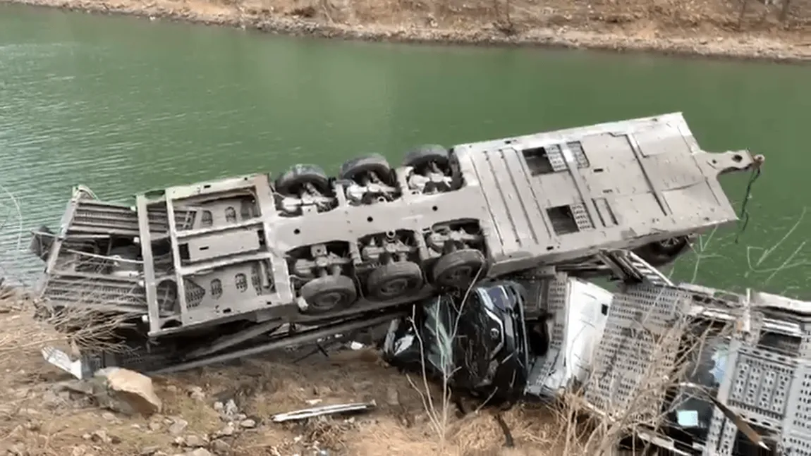 Un TIR plin cu maşini s-a răsturnat în Olt VIDEO