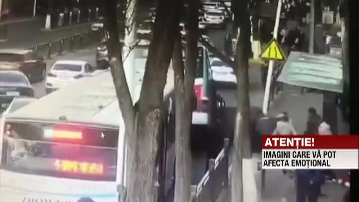 Momentul în care un autocar este înghiţit de asfalt. Scene terifiante surprinse pe şosea VIDEO