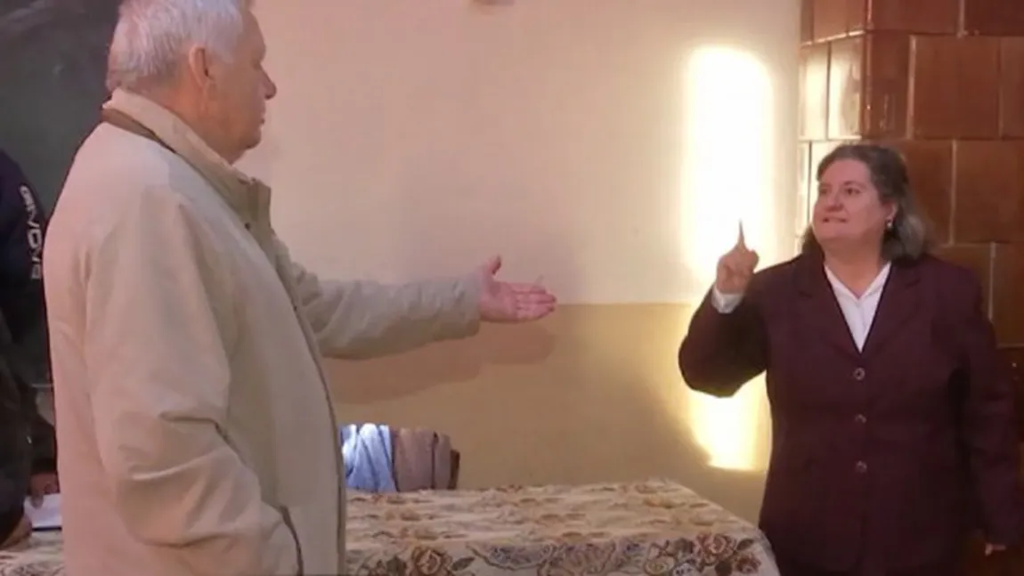 O profesoară cu aviz psihologic temporar şi un ciocan în geantă, acuzată că a lovit un elev