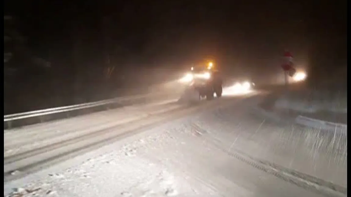 Zăpada şi viscolul au făcut ravagii în ţară. Drumuri închise, turişti răniţi, intervenţii de urgenţă VIDEO