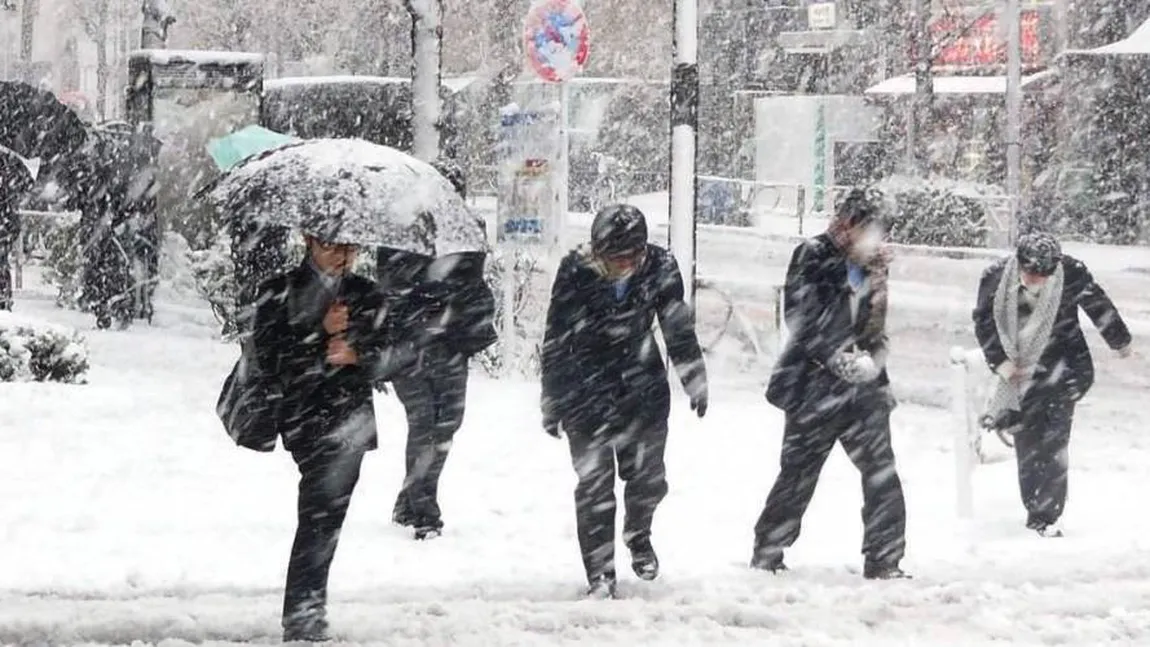 Alertă ANM. Cod portocaliu de ninsori, lapoviţă şi vânt în 18 judeţe din România. Atenţionarea meteo prelungită până în weekend