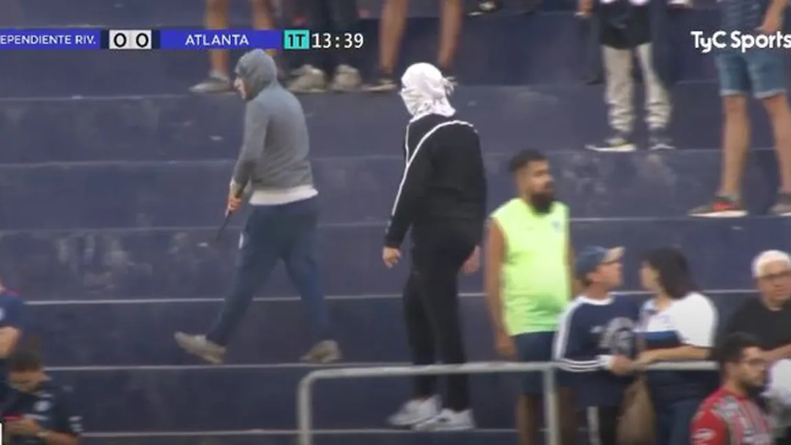 FOTO VIDEO Incidente extreme în Argentina. Suporterii au intrat cu arme iar poliţia a suspendat meciul