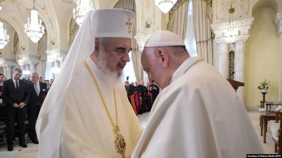 BOR şi Arhiepiscopia Romano-Catolică recomandă credincioşilor în vârstă să stea acasă şi să nu mai pupe moaştele