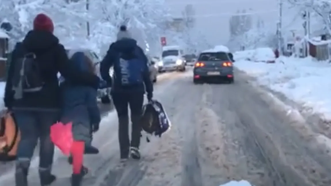 Dezastru pe străzile din Capitală. Pietonii fac slalom printre maşini VIDEO