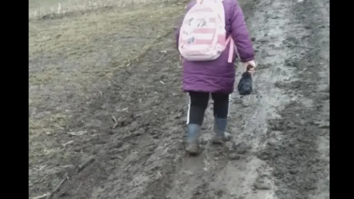 Imaginile cu o fetiţă care se luptă cu noroiul pentru a ajunge la şcoală au devenit virale! 
