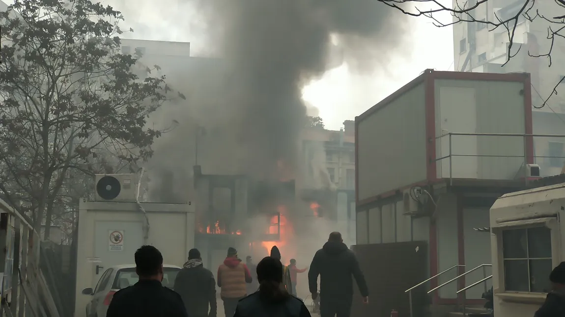 Incendiu în centrul Bucureştiului aproape de Primăria Capitalei. Pompierii intervin cu patru autospeciale