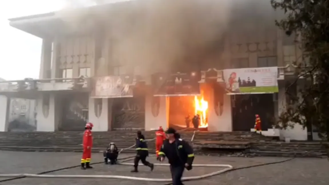 Incendiu PUTERNIC la Casa de Cultură din Baia Mare FOTO