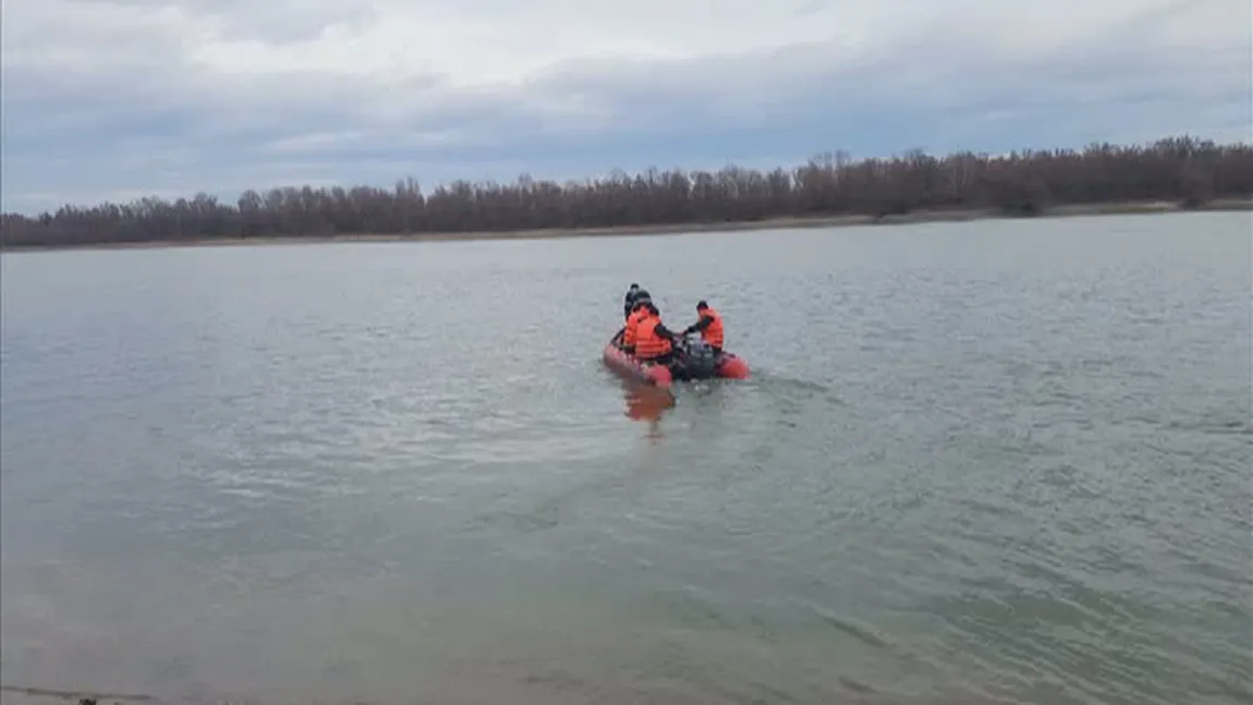 Alertă în Ialomiţa după ce o barcă cu patru bărbaţi s-a răsturnat în Dunăre. Doi sunt daţi dispăruţi