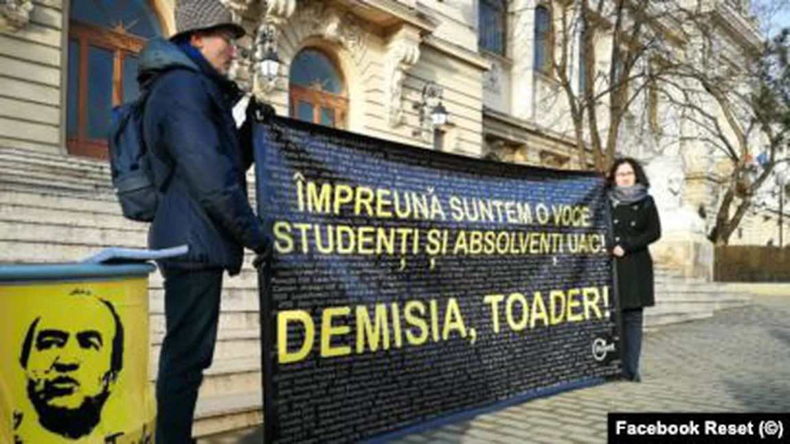 Peste 1000 de studenţi îi cer demisia lui Tudorel Toader