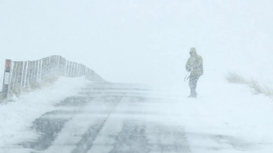 PROGNOZA METEO. Meteorologii anunţă ploi, ninsori şi viscol în următoarele zile