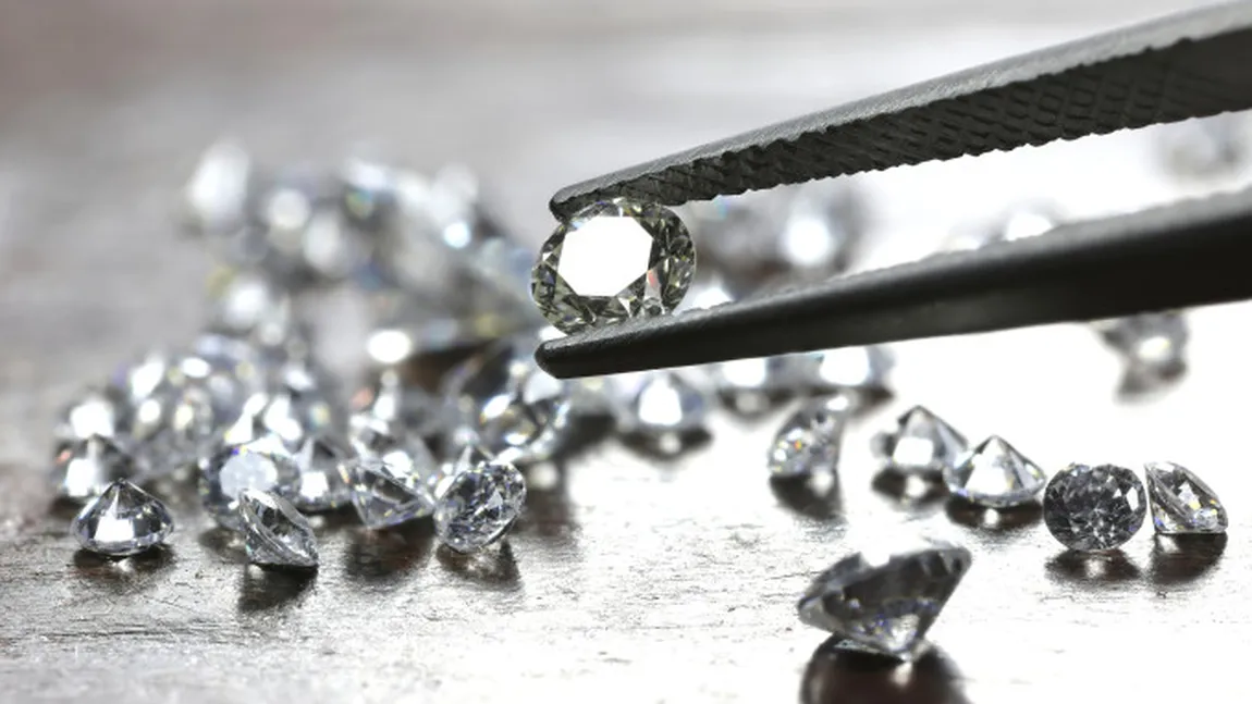 Trei români şi un sârb, condamnaţi la închisoare în Franţa, după ce au furat diamante în valoare de un milion de euro