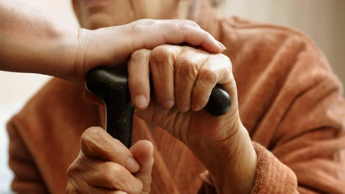 Cine îi ajută pe bătrânii de peste 65 de ani obligaţi să stea în case? Lista serviciilor la care pot apela cu încredere
