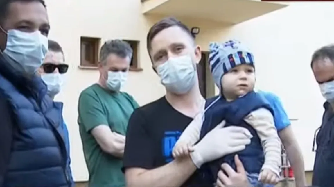 Situaţie dramatică într-un centru de carantină din Bucureşti! Copil bolnav de 11 luni ţinut în braţe fără mască printre suspecţi