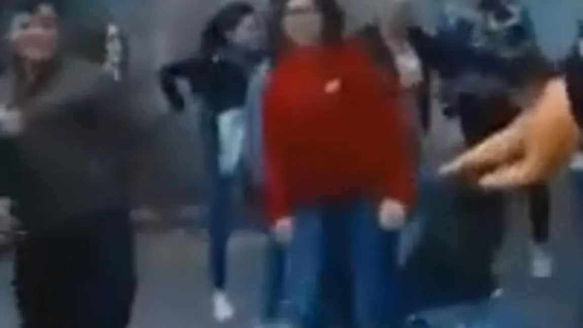 Elevă bătută cu pumnii şi picioarele de un grup de adolescente în judeţul Suceava VIDEO