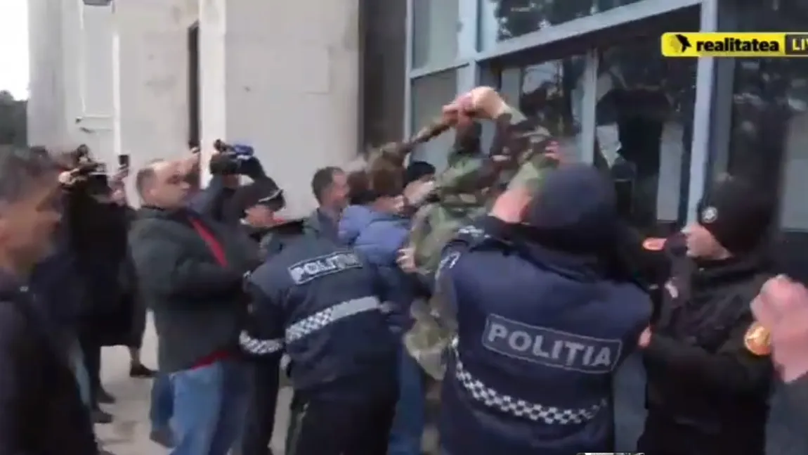 Protest al veteranilor de război la Chişinău. Un protestatar a spart cu BUZDUGANUL uşa Guvernului VIDEO