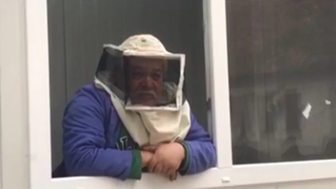 Paznicul unui spital din Timişoara se apară de coronavirus cu masca de apicultor: Nu trece prin ea