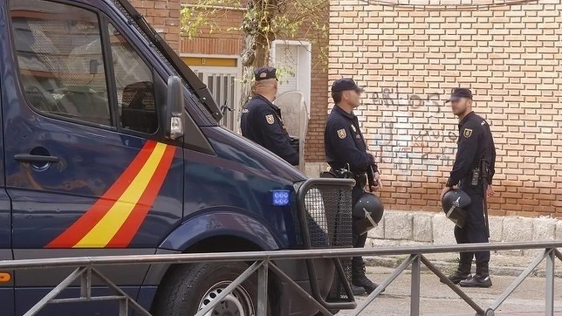 Româncă cu un copil de 3 ani în braţe, alergată pe stradă de poliţie, în Spania: 