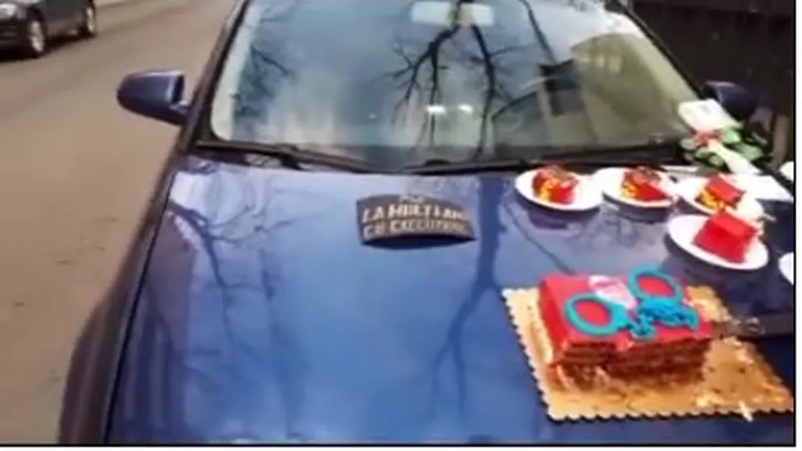 Circ în faţa casei lui Ion Iliescu. Protestatarii i-au adus un tort pe care au pus o pereche de cătuşe VIDEO