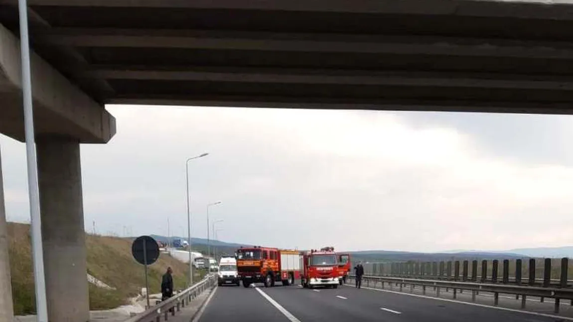 Accident cu trei maşini pe autostradă. 10 persoane care veneau din zona roşie COVID, implicate