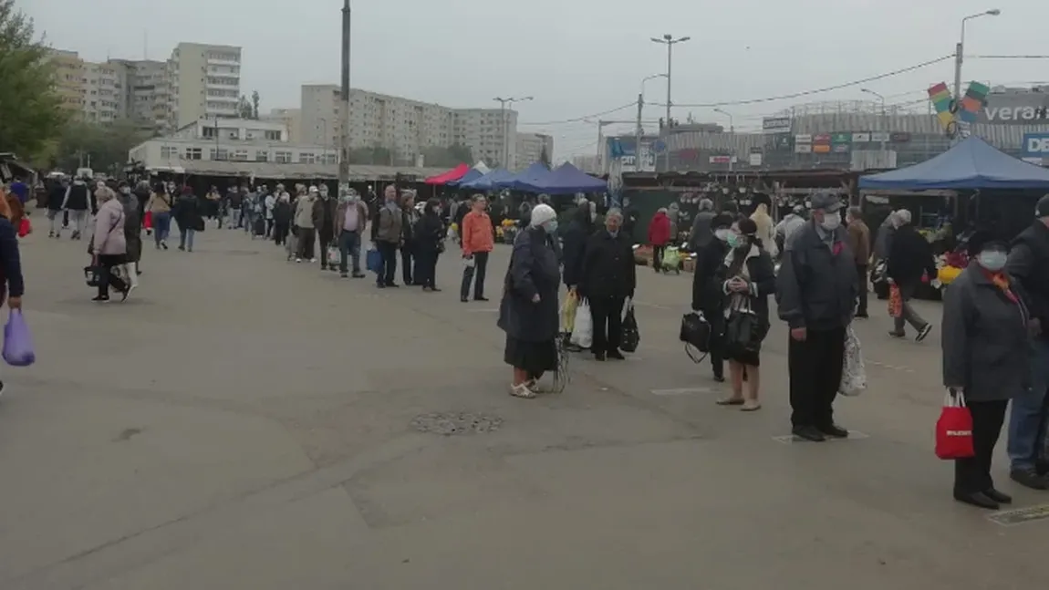 Aglomeraţie la Piaţa Obor din Capitală. Sute de pensionari stau la cozi uriaşe