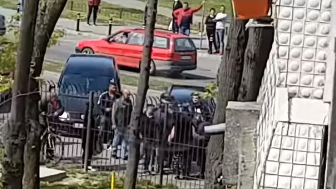 Scandal şi bătaie în stradă la Satu Mare între poliţişti şi mai mulţi romi care nu respectau carantina VIDEO
