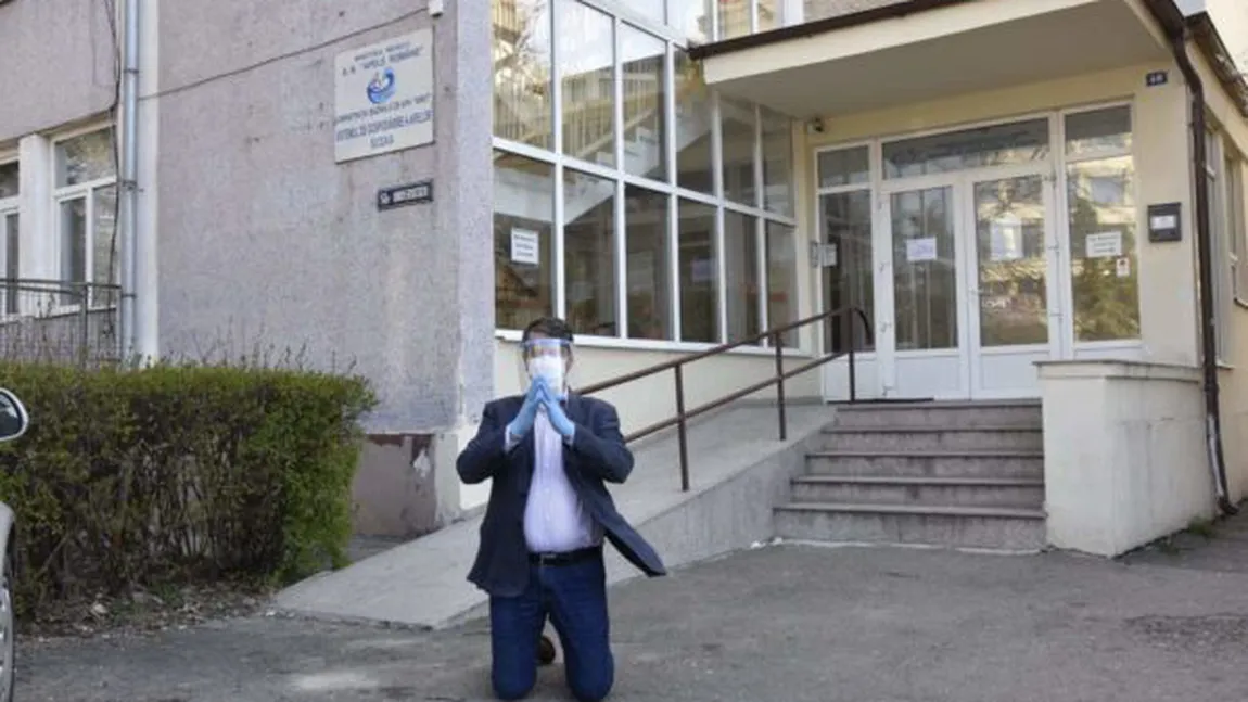 Directorul din Suceava care s-a rugat în genunchi în faţa instituţiei să scape de Covid a fost demis