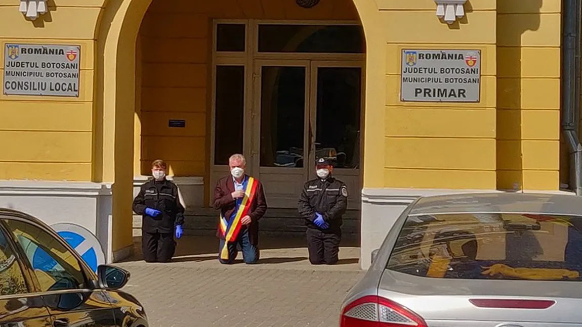 IMAGINEA ZILEI. Cătălin Flutur, primarul municipiului Botoşani, ÎN GENUNCHI. 