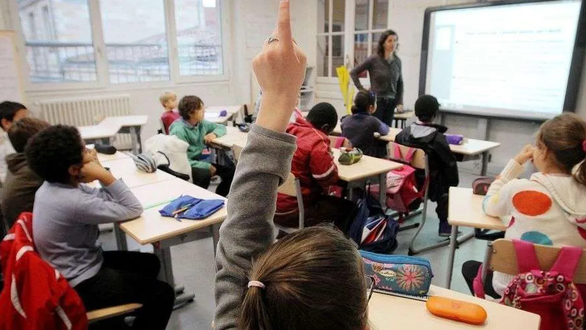 Şcolile se vor redeschide în Franţa pe 11 mai. Purtarea măştilor va deveni obligatorie în transportul public