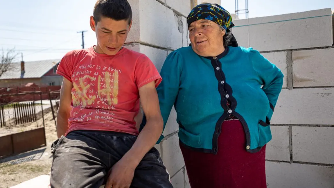 Un adolescent de 16 ani îşi ridică singur casa. Primii bani pentru materialele de construcţie i-a obţinut vânzând bălegar