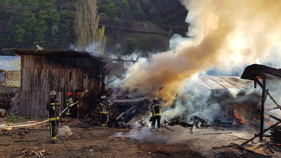 Incendiu la Mănăstirea Râmeţ din Alba Iulia, chiar în Joia Mare. Pompierii intervin cu două autospeciale