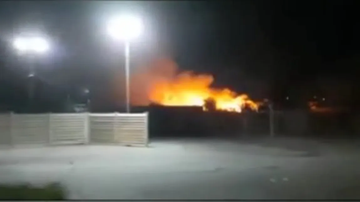 Incendiu în Voluntari, judeţul Ilfov. Exista riscul ca focul să ajungă la clădirile din apropiere