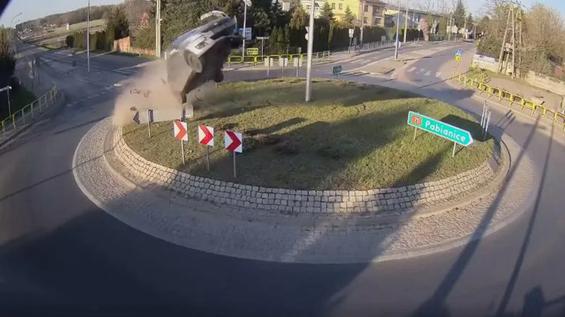 Accident incredibil. Un şofer a intrat într-un rond cu viteză şi a zburat peste 60 de metri FOTO şi VIDEO