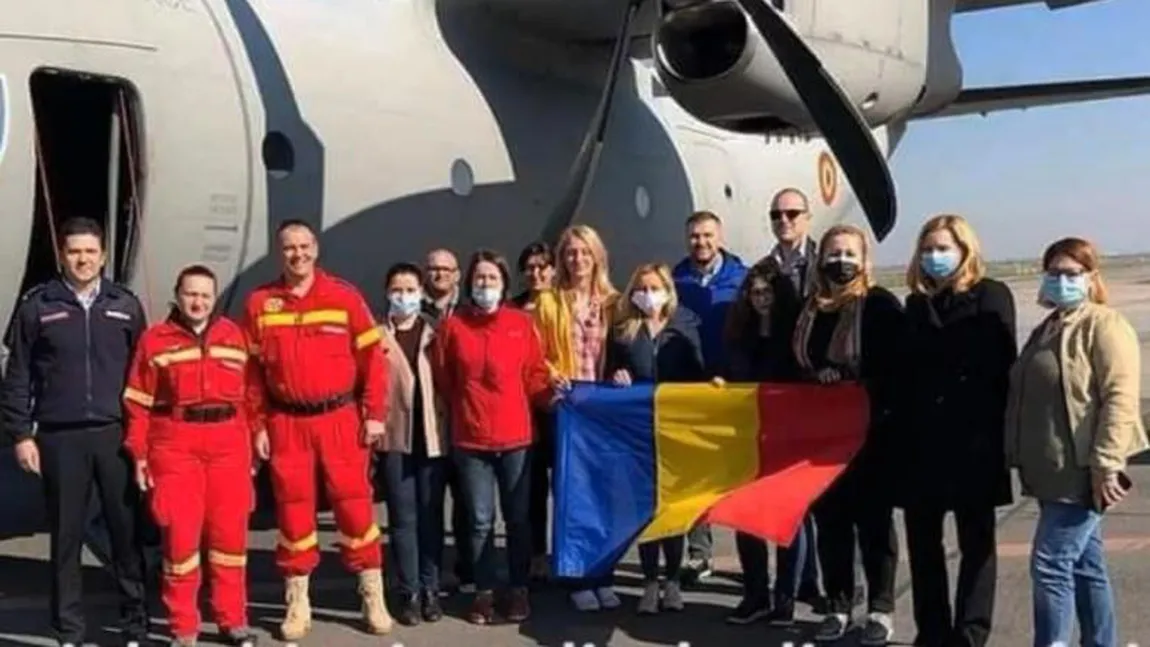 Medicii români trimişi în Italia se întorc acasă! Ce dar trimis prin ei de Papa Francisc