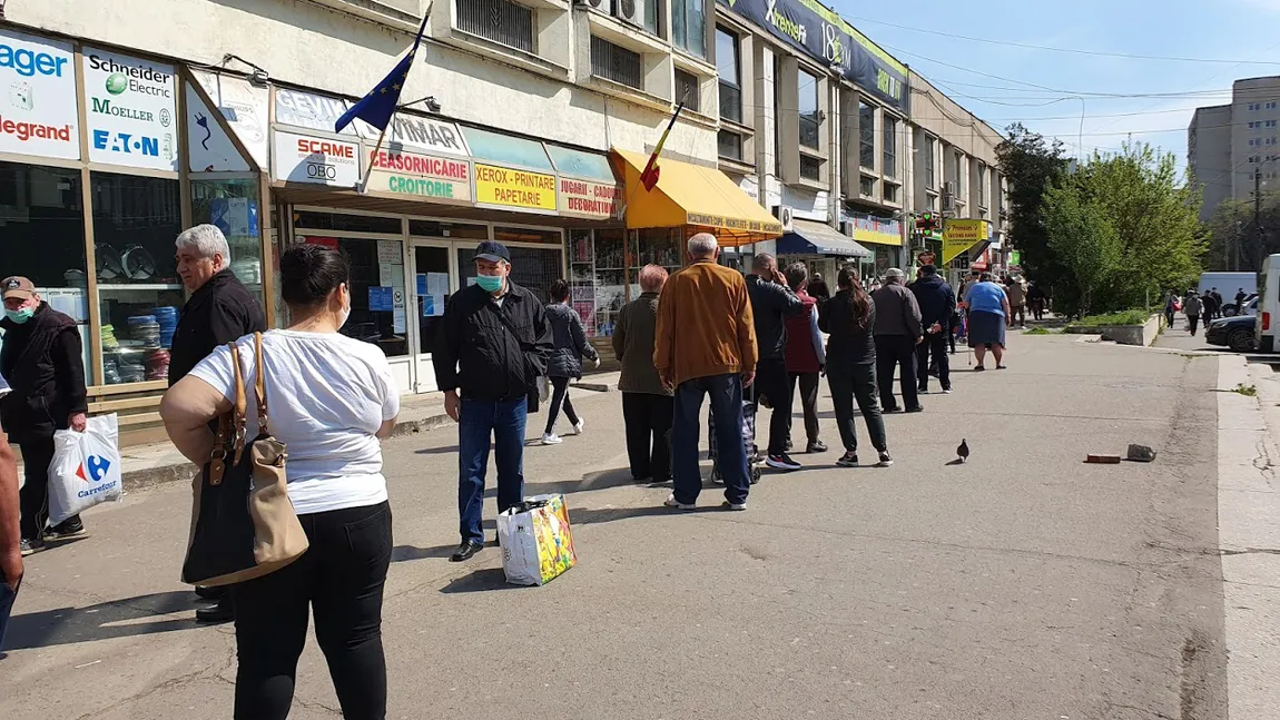 Aglomeraţie în pieţele şi supermarketurile din Bucureşti în ultimul weekend înaintea Paştelui Ortodox VIDEO